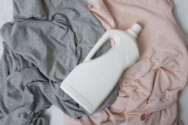 Giysi ve deterjan ile şişe. Üstten görünüm