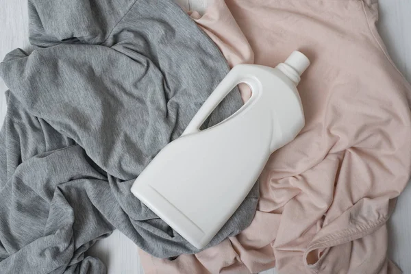 Giysi ve deterjan ile şişe. Üstten görünüm