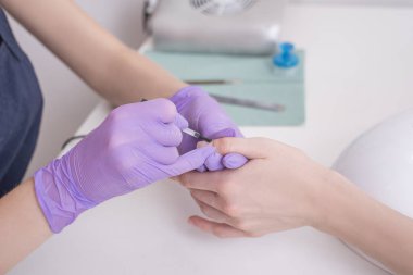 Renksiz oje kaplama çivi. Salonu manikür. Yakın çekim.