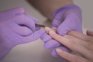 Çivi, salonu manikür işleme. Yakın çekim.