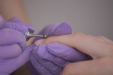 İşleme ellerde, mill manikür için çivi. Yakın çekim