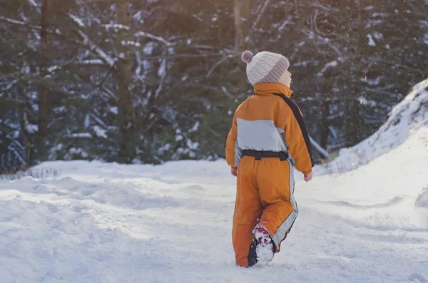 Μικρό Αγόρι Έναν Πορτοκαλή Jumpsuit Περπάτημα Χιονισμένο Δρόμο Μέσα Ένα — Φωτογραφία Αρχείου