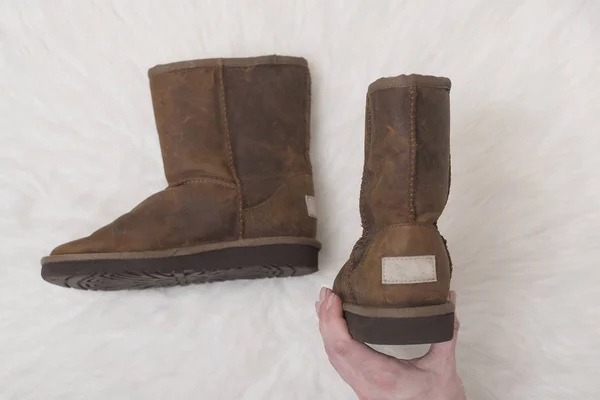 Winter Brown Bootsin Female Hand Fashion Concept — Stock Photo, Image