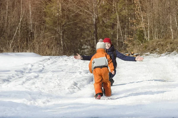 Petit Garçon Salopette Courant Travers Neige Vers Mère Journée Hiver — Photo