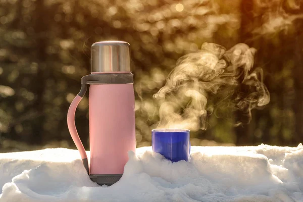 Termos Con Una Taza Humeante Bebida Caliente Encuentra Nieve Día —  Fotos de Stock