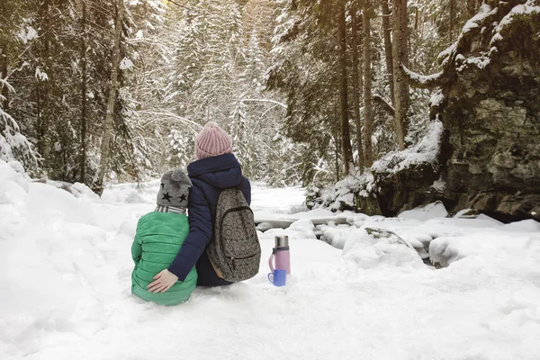 Anya Fia Ült Háttérben Hóval Borított Erdő Átfogó Téli Felhős — Stock Fotó