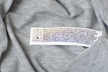 Kharkov, Ukrayna - 03 Ekim 2018: etiket boyutu ve kumaş giyim üzerine bileşimi. Giyim iç tarafında