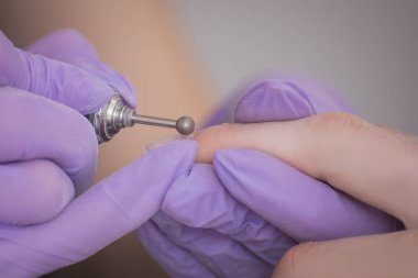 İşleme ellerde, mill manikür için çivi. Yakın çekim