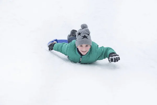 Skrattande Pojke Rider Magen Från Kulle Säsongs Koncept Vinterdag — Stockfoto