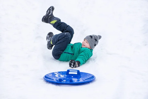 Chico Cae Rodando Por Una Colina Platillo Nieve Juegos Invierno —  Fotos de Stock