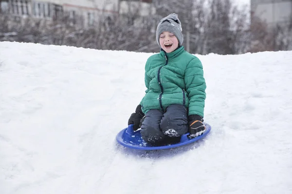 Щасливий Смішний Хлопчик Закритими Очима Ковзає Схилу Сніговій Тарілці Сезонна — стокове фото