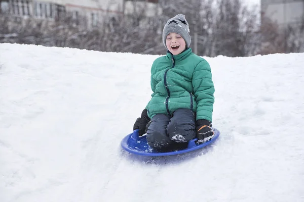 Joyeux Garçon Riant Les Yeux Fermés Glisse Sur Montagne Sur — Photo