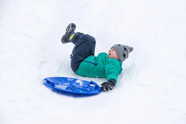 Fiú Esik Dombról Csészealj Gördülő Tél Játékkal — Stock Fotó