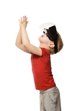 Kırmızı gömlekli küçük çocuk önünde el ele tutuşarak sanal gerçeklik yaşıyor. Beyaz arka planda yalıtın. Teknoloji kavramı.