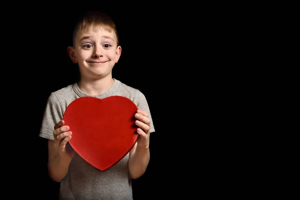 Blonde Jongen Met Een Rode Doos Vorm Van Een Hart — Stockfoto