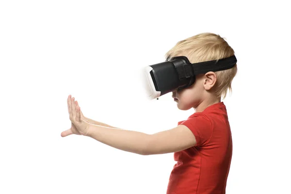 Маленький Хлопчик Червоній Сорочці Відчуває Віртуальну Реальність Тримаючись Руки Перед — стокове фото