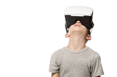 Başını kaldırarak sanal gerçeklik yaşayan çocuk. Beyaz arka planda yalıtın. Teknoloji kavramı