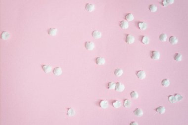 Arka planlar ve dokular. Pembe bir arka plan üzerinde beyaz kayısı yaprakları. Yakın çekim.