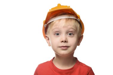 İnşaat kask ve kırmızı t-shirt sürpriz küçük sarışın çocuk. Portre. Beyaz arka plan üzerinde izole
