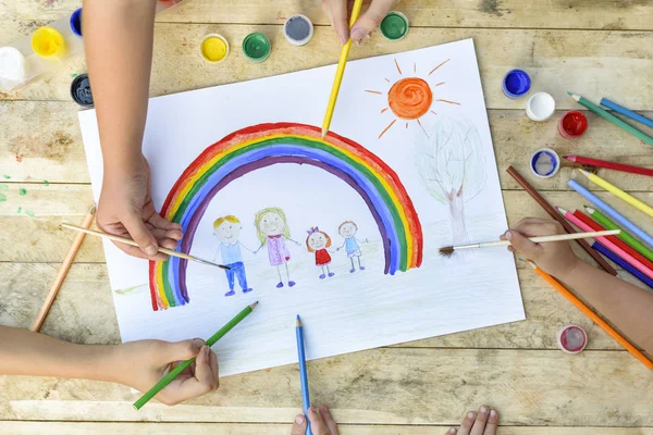 Szczęśliwa Rodzina Koncepcja Współtworzenie Ręce Dzieci Rysować Kartce Papieru Ojciec — Zdjęcie stockowe