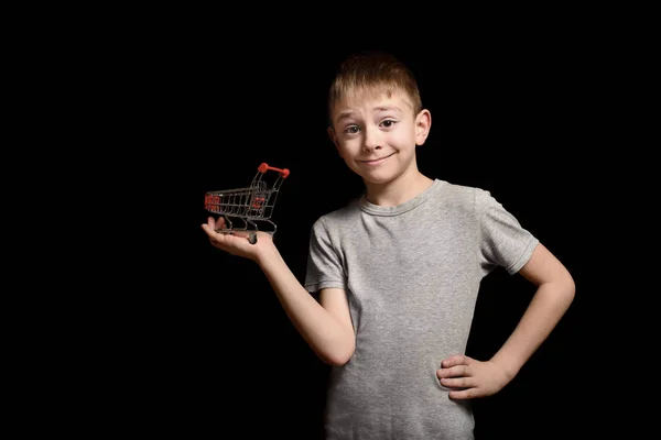 Милий Хлопчик Тримає Руках Маленький Металевий Візок Ізольовані Чорному Тлі — стокове фото