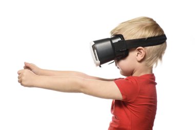 Kırmızı gömlekli küçük çocuk önünde el ele tutuşarak sanal gerçeklik yaşıyor. Beyaz arka planda yalıtın. Teknoloji kavramı.