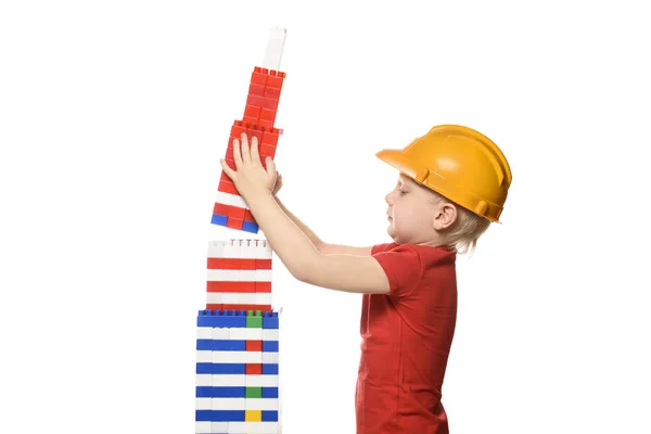 Blond Chłopiec Budowlanych Hełm Czerwony Shirt Buduje Wieżowiec Szczegóły Projektanta — Zdjęcie stockowe