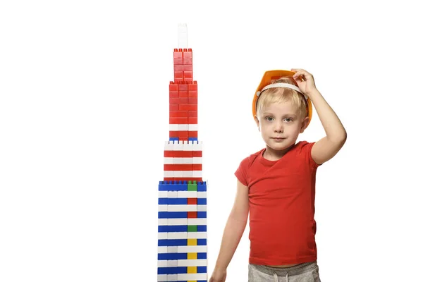 Blond Chlapec Stavbařskou Přílbu Červené Tričko Stojící Poblíž Věž Postavená — Stock fotografie