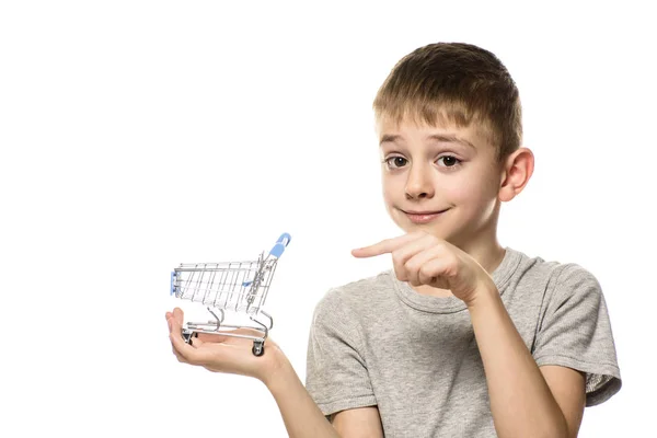 Rapaz Bonito Segura Pequeno Carrinho Compras Metal Mão Aponta Para — Fotografia de Stock