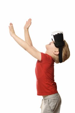 Kırmızı gömlekli küçük çocuk önünde el ele tutuşarak sanal gerçeklik yaşıyor. Beyaz arka planda yalıtın. Teknoloji kavramı.