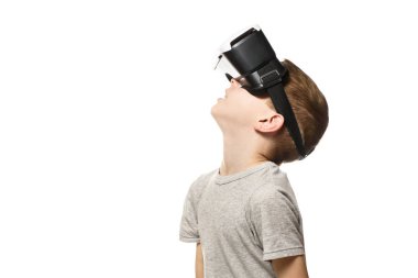 Başını kaldırarak sanal gerçeklik yaşayan çocuk. Beyaz arka planda yalıtın. Teknoloji kavramı