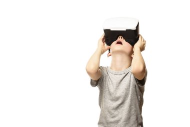 Başını kaldırarak sanal gerçeklik yaşayan çocuk. Beyaz arka planda yalıtın. Teknoloji kavramı.