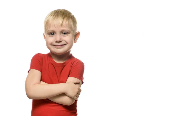 穿着红色 T恤的微笑的金发小男孩两臂交叉站着 隔离在白色背景上 — 图库照片