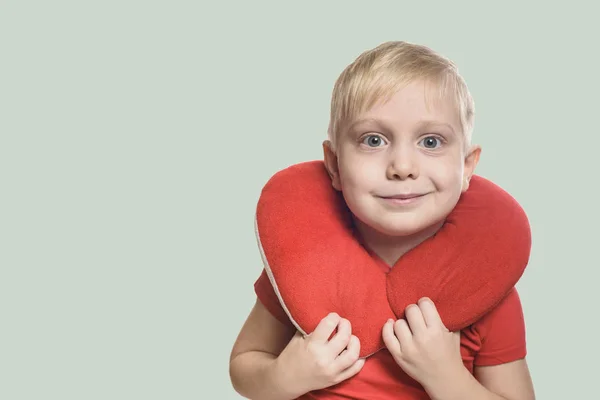 Niño Rubio Una Camiseta Roja Con Almohada Viaje — Foto de Stock