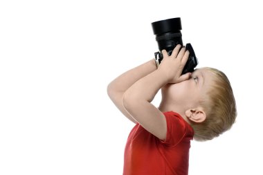 Genç sarışın çocuk fotoğraf makinesi ile. Portre, beyaz arka plan üzerinde izole. Yan görünüm