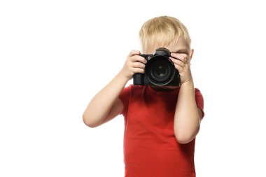 Genç sarışın çocuk ile fotoğraf makinesi kırmızı gömlekli. Portre, beyaz arka plan üzerinde izole.
