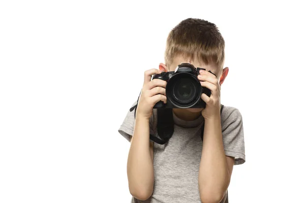 Chłopak Robi Zdjęcia Aparacie Portret Izolowanie Białym Tle — Zdjęcie stockowe