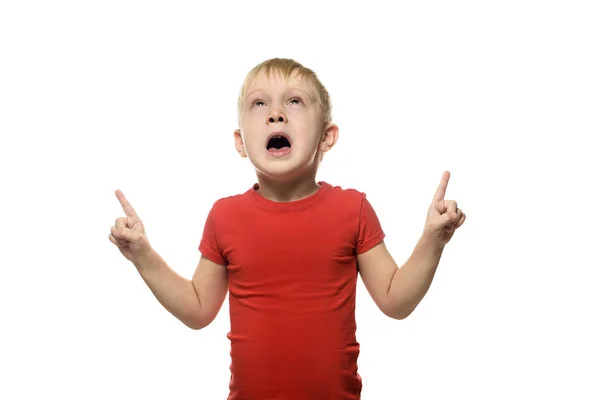 打喷嚏的金发男孩穿着一件红色的 T恤站着 用食指向上指指点点 隔离在白色背景上 — 图库照片