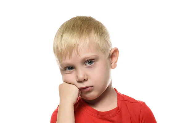 Nachdenklicher Blonder Junge Rotem Shirt Der Sich Die Faust Unter — Stockfoto