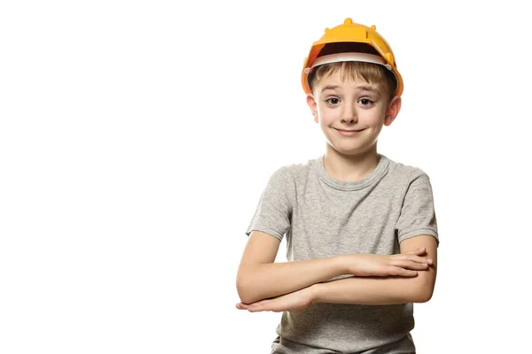男孩在橙色建筑头盔与折叠的手臂 隔离在白色背景上 — 图库照片