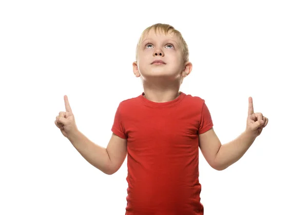 穿着红色 T恤的金发男孩站着 用食指向上指指点点 隔离在白色背景上 — 图库照片