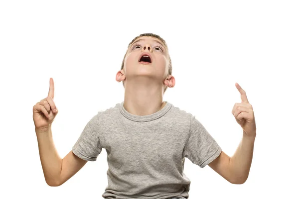 Sorpreso Ragazzo Dai Capelli Biondi Grigio Shirt Stand Punti Con — Foto Stock