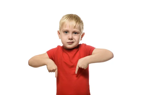 Blond Jongetje Een Rood Shirt Staat Loensen Bevorderen Toont Wijsvinger — Stockfoto