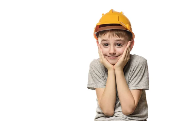 戴橙色建筑头盔的男孩把手放在脸颊上 隔离在白色背景上 — 图库照片