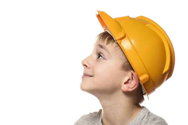 穿橙色建筑头盔的男孩 个人资料 隔离在白色背景上 — 图库照片