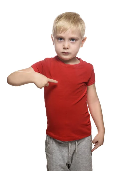 穿着红色衬衫的金发男孩站着 对自己露出食指 隔离在白色背景上 — 图库照片