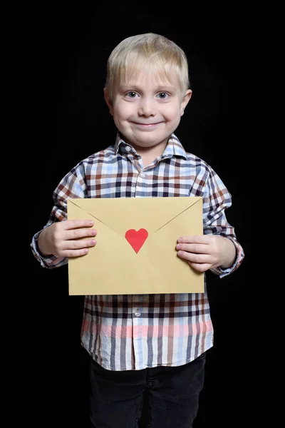Blond Jongetje Glimlachend Houdt Een Envelop Met Een Hart Isoleren — Stockfoto