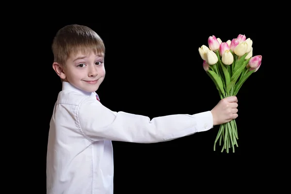 Jongetje Wit Overhemd Geeft Een Boeket Van Tulpen Isoleren Zwarte — Stockfoto