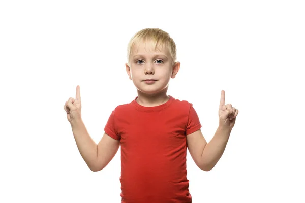 Menino Loiro Uma Camiseta Vermelha Está Apontando Com Dedos Indicadores — Fotografia de Stock