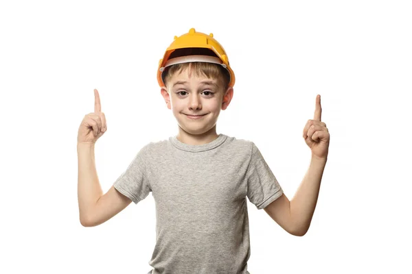 戴橙色建筑头盔的男孩在顶端显示食指 隔离在白色背景上 — 图库照片